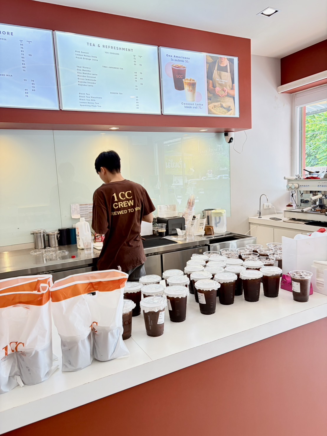 ทีมงาน 1CC กำลังเตรียมเครื่องดื่มให้ลูกค้า